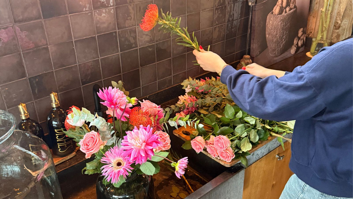 Zelf bloemen schikken in vijf minuten: zo doe je dat