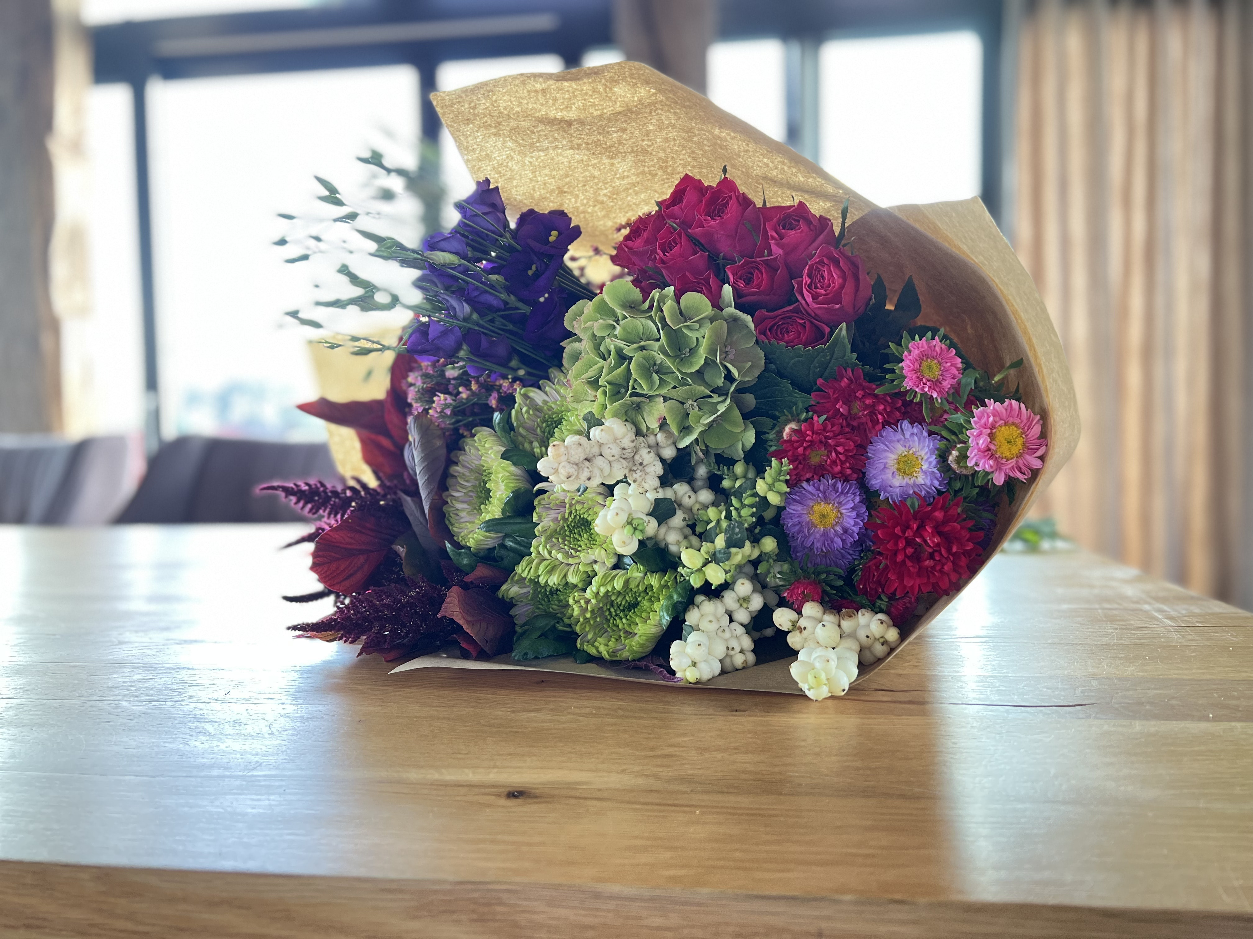 Losse bloemen op tafel van bloemenabonnement