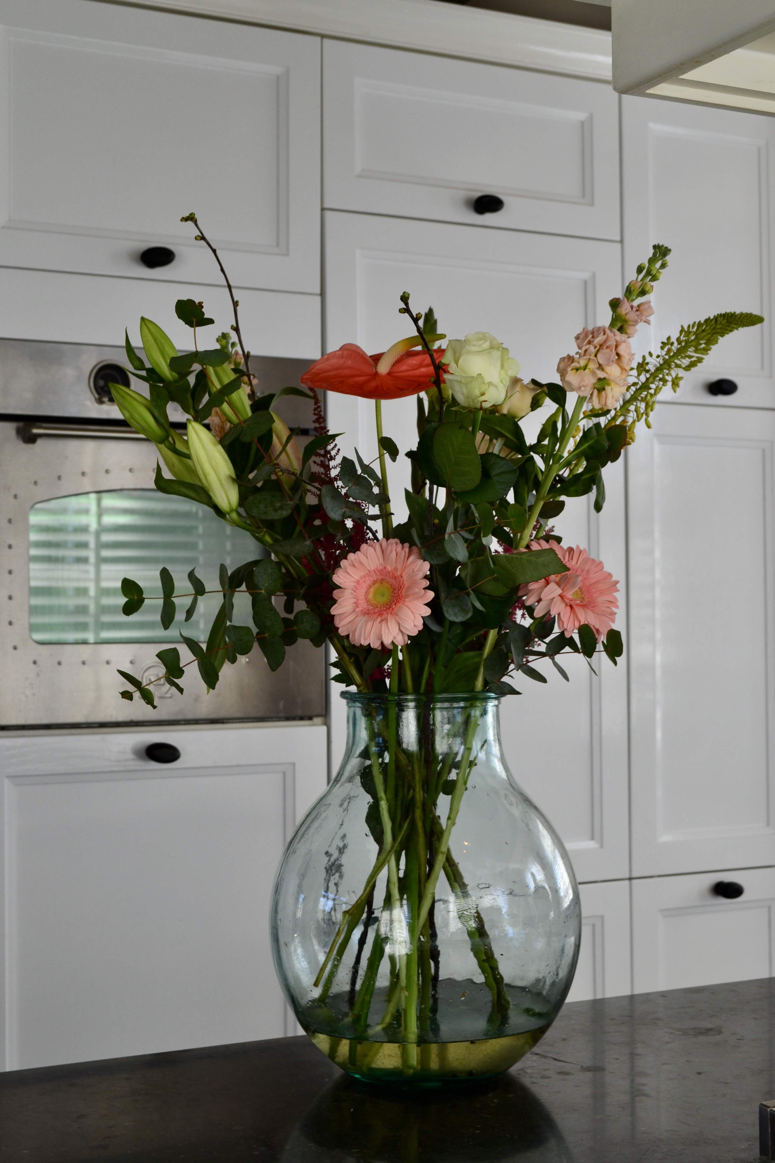 bos bloemen op tafel van bloemenabonnement